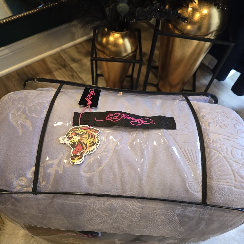 Ed Hardy 4 piece full/queen Lilac luxurious plush comforter set new - Picture 4 of 9